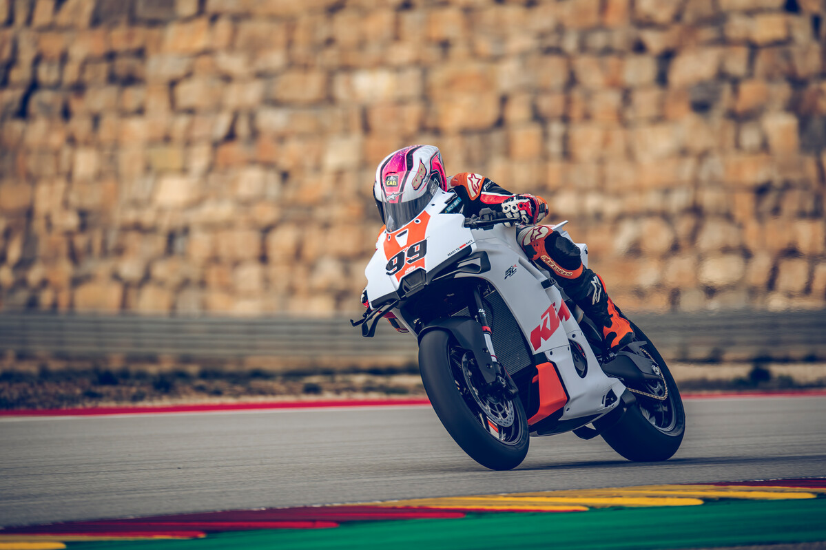 KTM tutvustas ringrajamootorratast 990 RC R TRACK