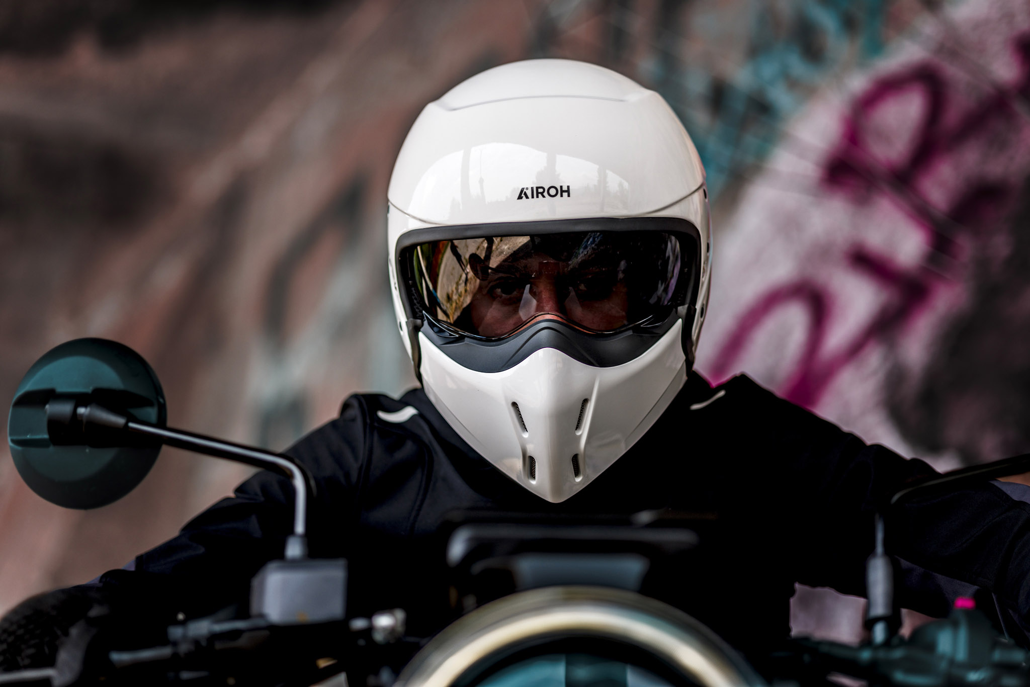 Airoh esitles 2-in-1 kiivrit J110