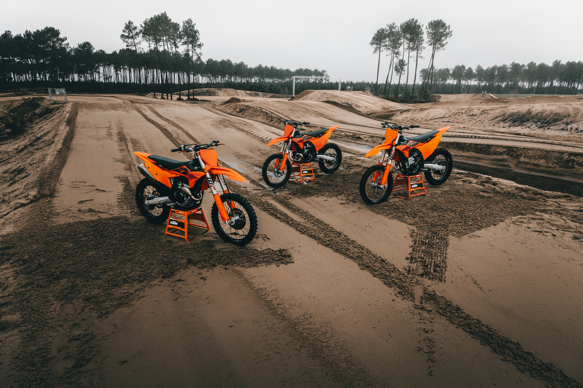 KTM esitles 2027 SX-seeriat – üheksa mudelit, fookus detailiarendusel